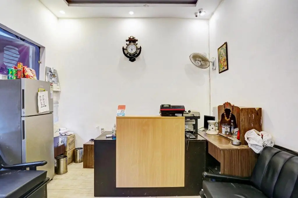 OYO Hotel Prince Near Haiderpur Metro Station