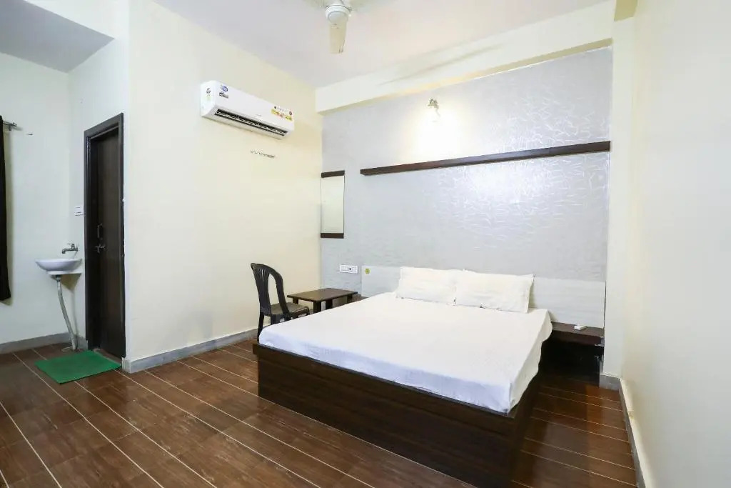SPOT ON 74538 Hotel New Royal Lodging Boarding