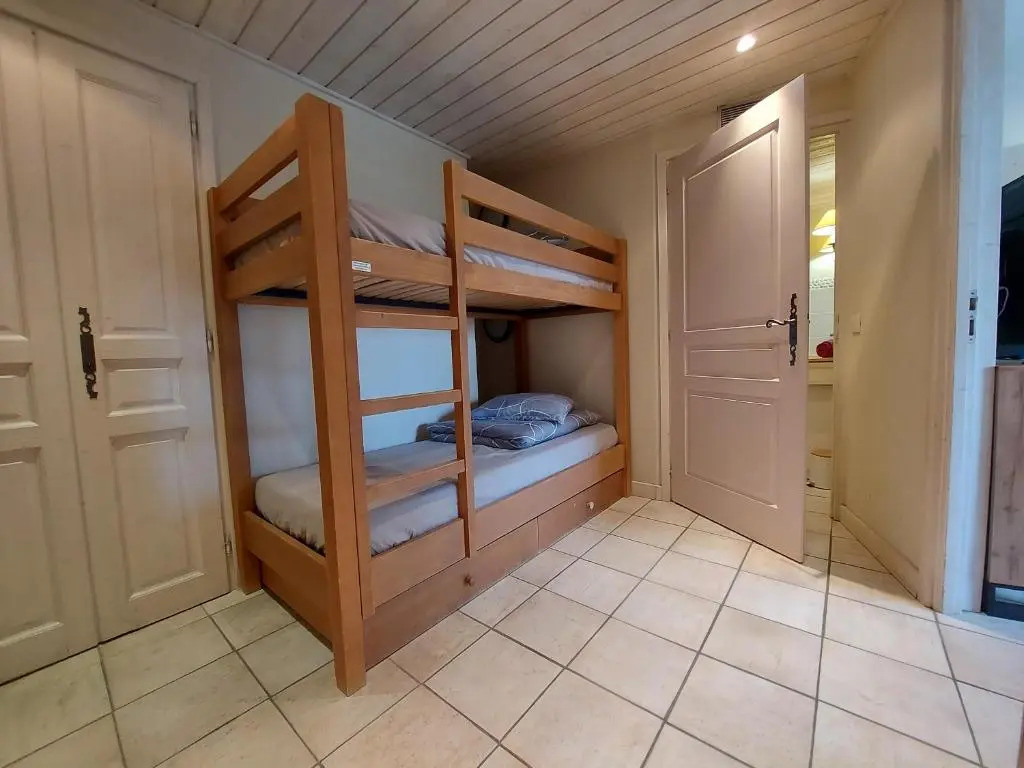 Rare : au bord du lac d’Annecy, cosy appartement en rez de jardin avec terrasse privative