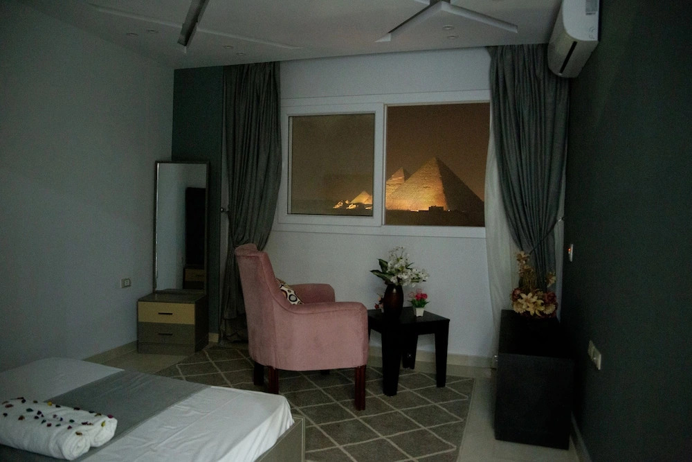 Gardenia Pyramids View Inn