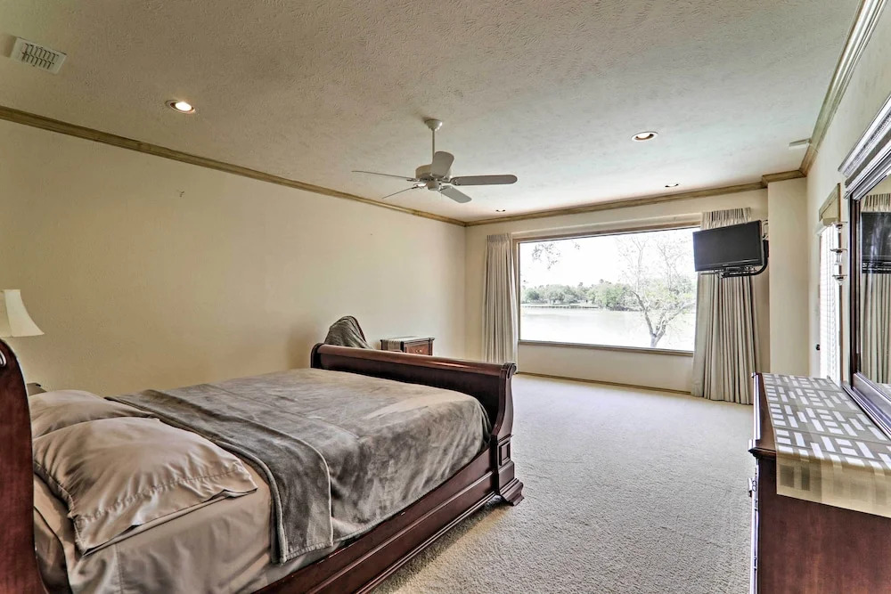 Private Pool: Lakefront Harlingen Home