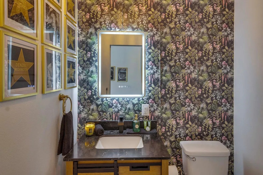 Great for Work! Chic & Cozy Los Angeles Unit