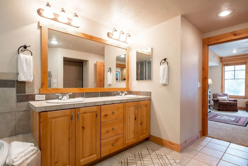 Town Pointe C201 3 Bedroom Condo by RedAwning