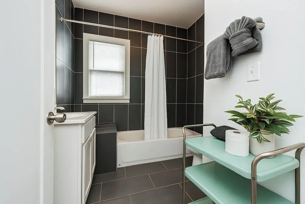 Detroit 4BR Home Bathtub & Pet Friendly Stay