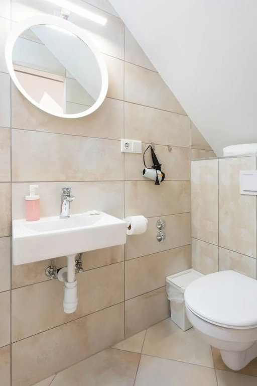 Cozy and Bright Duplex Near City Center