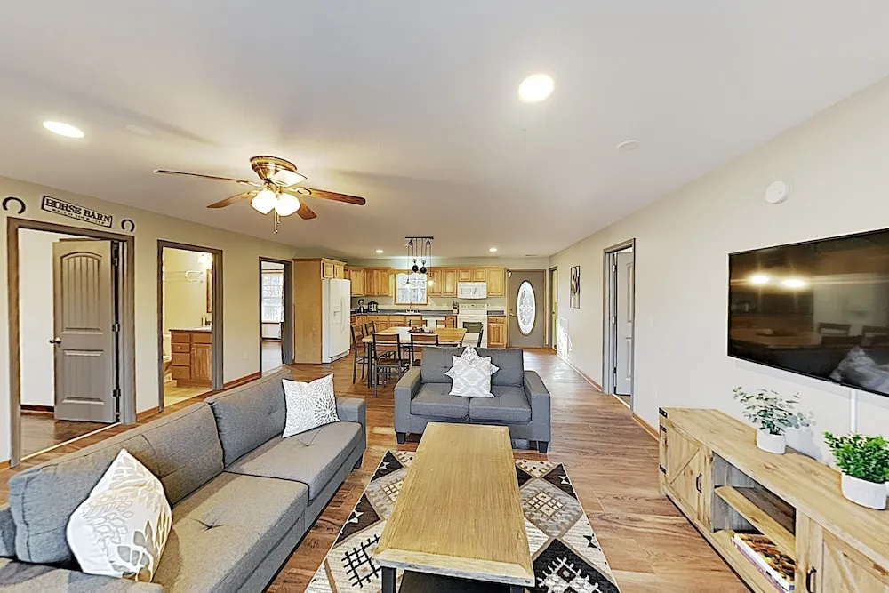 Woodland Haven: Hot Tub, Game Room, Near Downtown 3 Bedroom Home