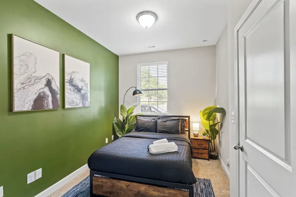 Upscale King 3BR Townhouse in Pineville