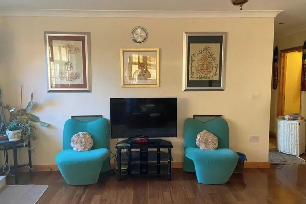 Apartment - Sleeps 4 - Parking - Balcony - Garden