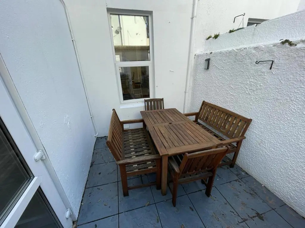 Tor House with patio, free parking 6pm to 8am only