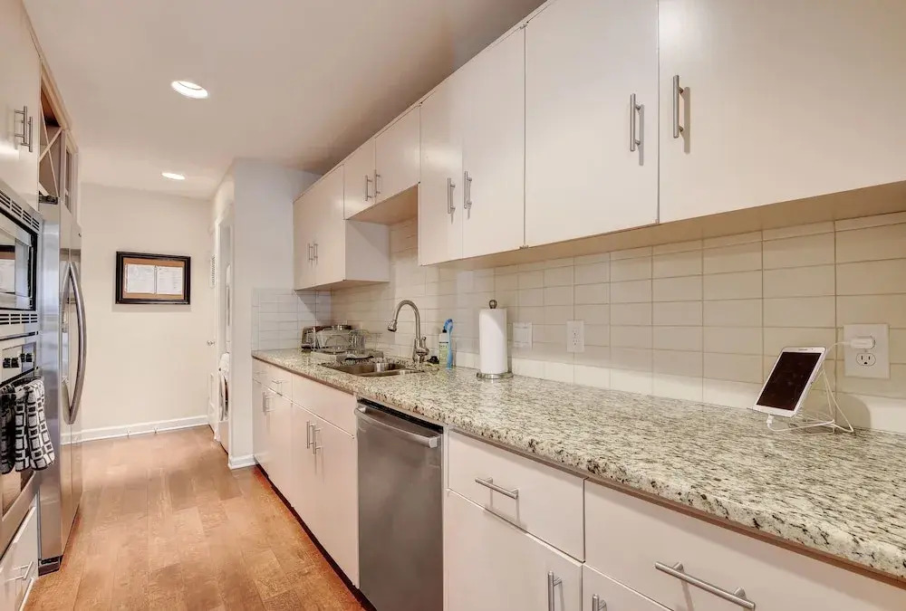 Downtown Austin Apt. W/ 2 Decks 1 Bedroom Condo
