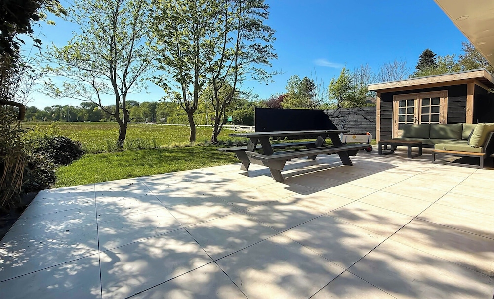 Villa With Expansive Sunny Garden