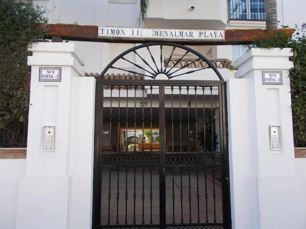 TIMON II, Luxury 3 bedroom Beachside Apartment