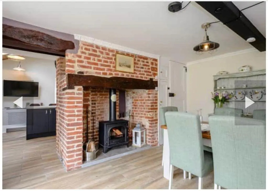 West Cottage. Central, beautiful, 2 mins to beach