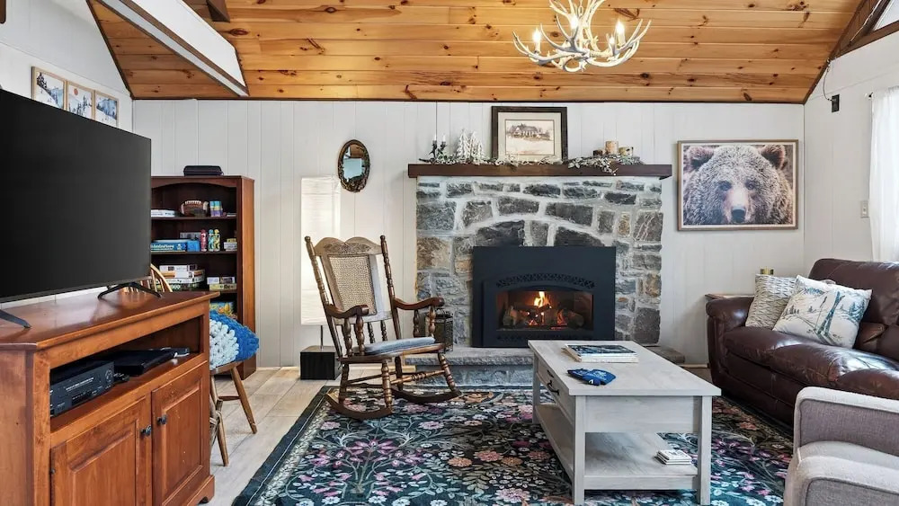 Evergreen Lodge by Avantstay Poconos Lake Cabin + Fireplace + Large Deck + Near Jack Frost & Kalahari