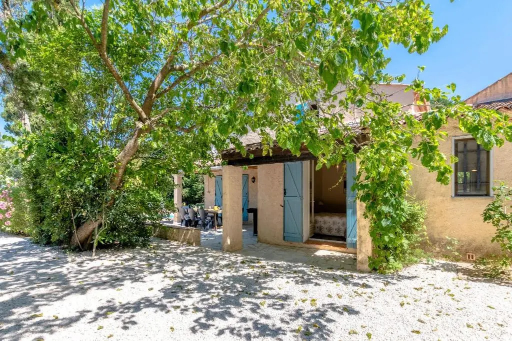 Splendid typical house with pool and large garden in St Tropez - Welkeys