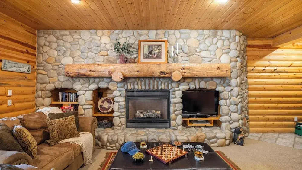 Mountain Charm, Stone Fireplace, Chef's Kitchen, & Balcony Cedar Ridge by Avantstay
