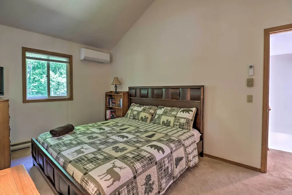 Deck & Resort Amenities: Pocono Lake Home