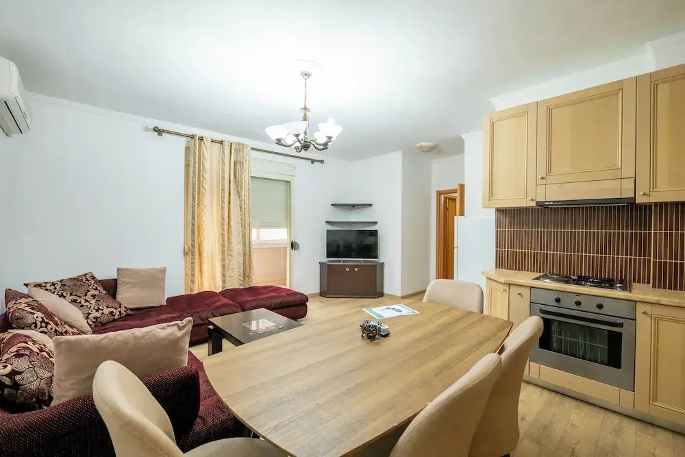 Tirent Apartment - Spacious 2-Bedroom Stay Near Liqeni i Thatë
