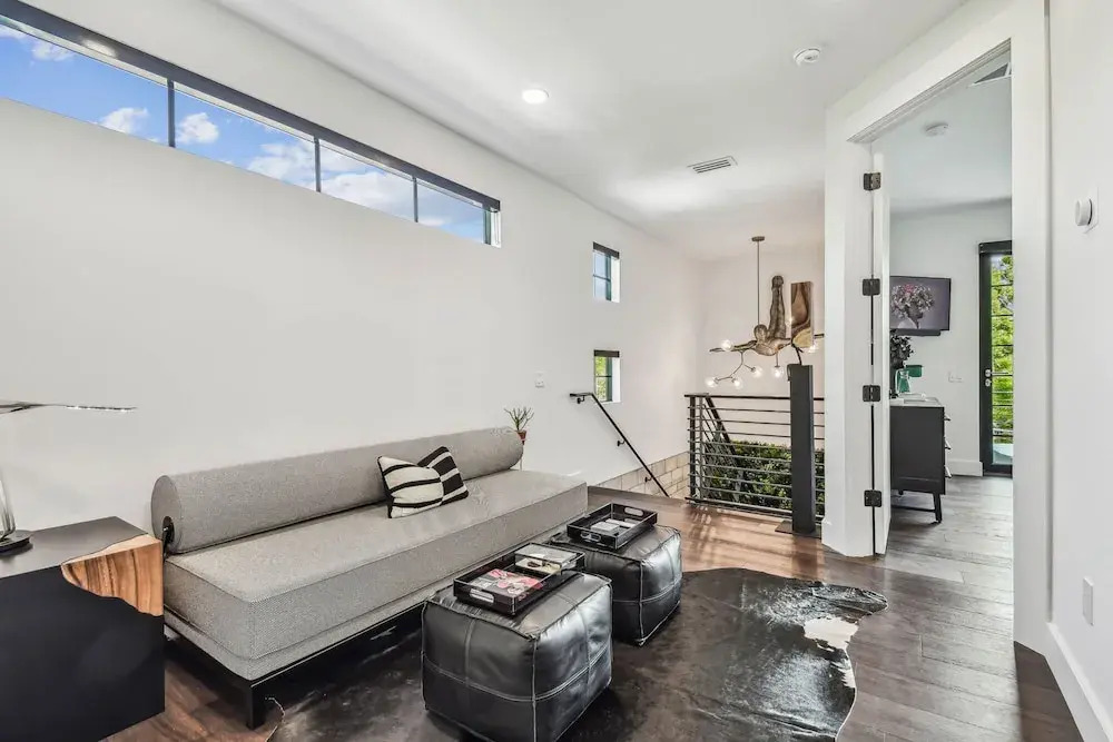 NEW The Strata Barn - Luxury Hyde Park Townhome