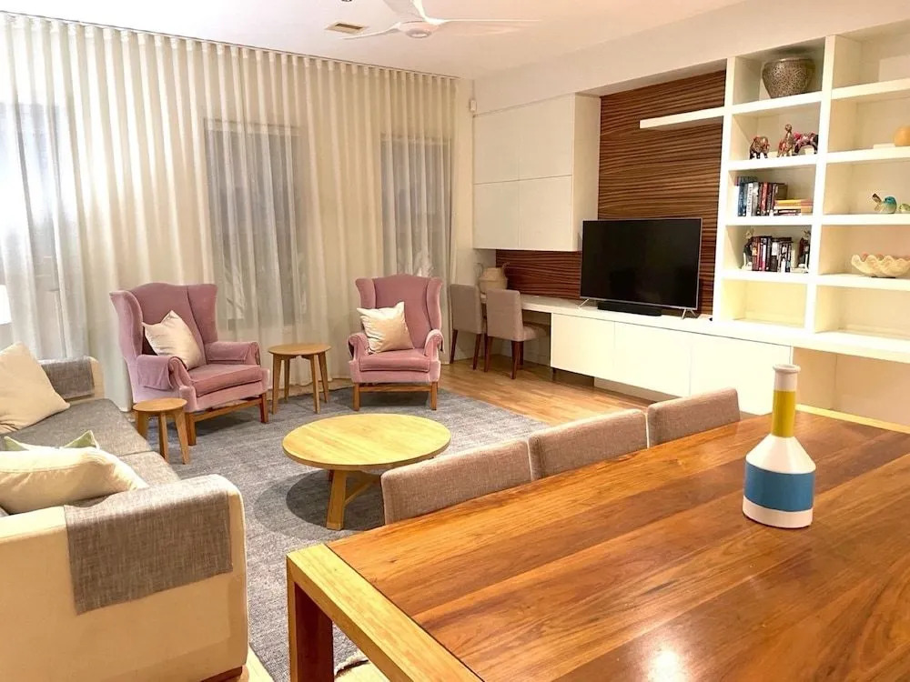 Kew Luxurious Townhouse