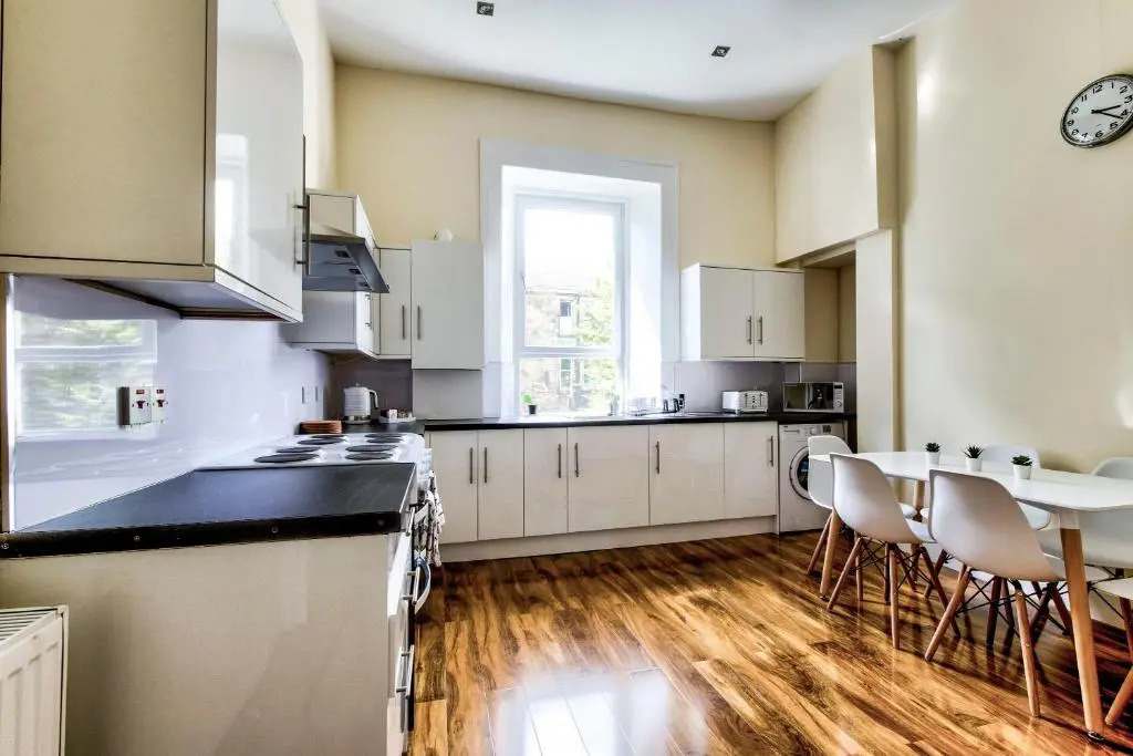 Stunning 5 bedroom apt, close to city centre, SEC, Hydro and motorway