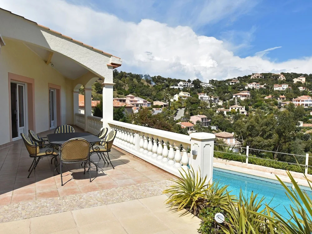 Spacious Villa in Var With Swimming Pool