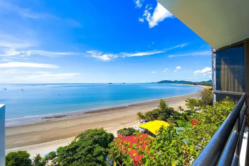 Beachfront 2 bed Condo with Seaview BW2