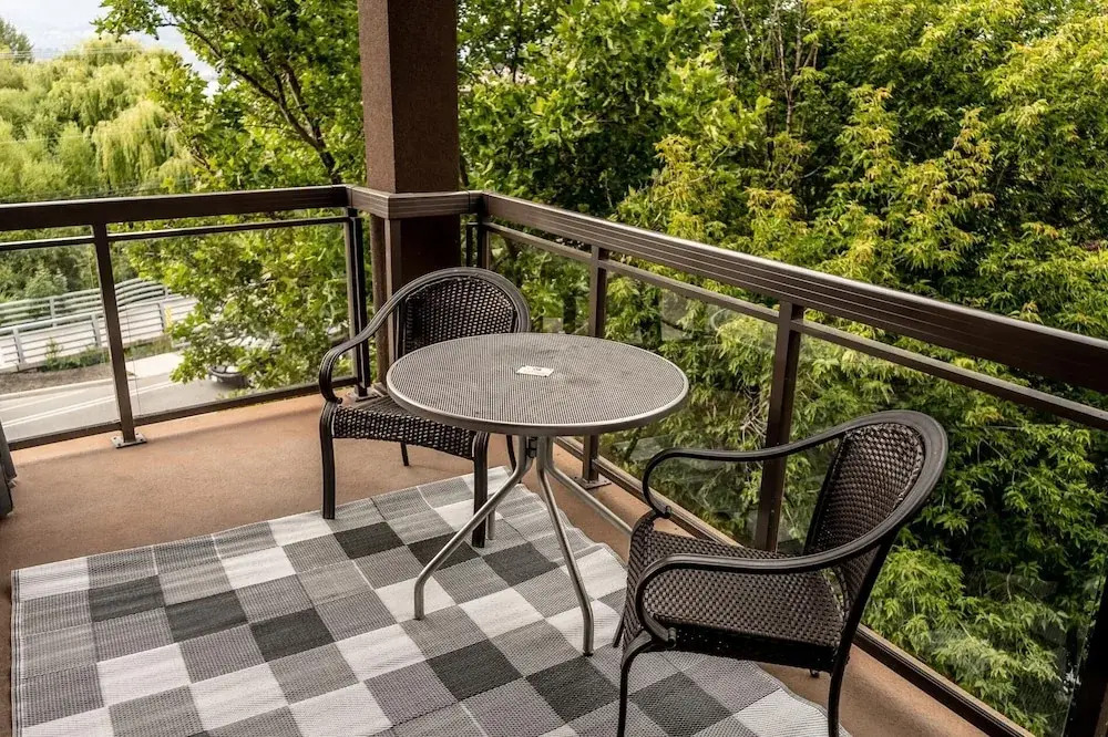Bright Corner Apartment w/ Lake View #418