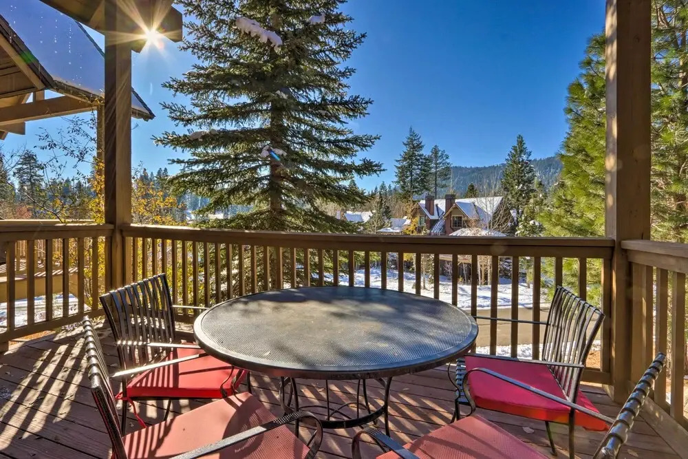 Ski-In/Ski-Out Donnelly Townhome w/ Hot Tub