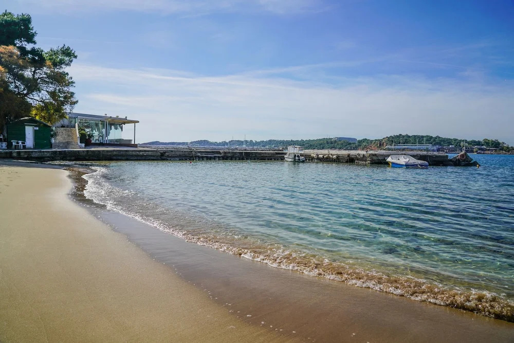 Relux Sea View 2BD Apartment by BluPine