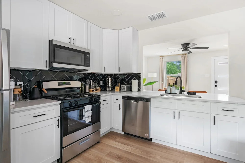 Cozy Modern Getaway Near Downtown