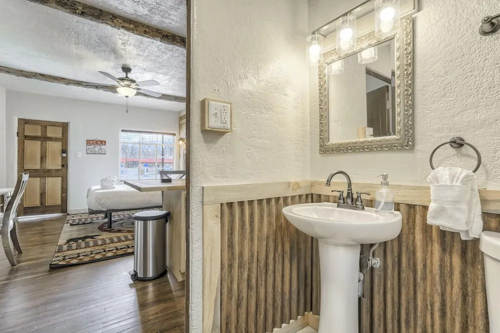 1BD Suitenear Old Colorado City & Hiking!dogs Welcome!