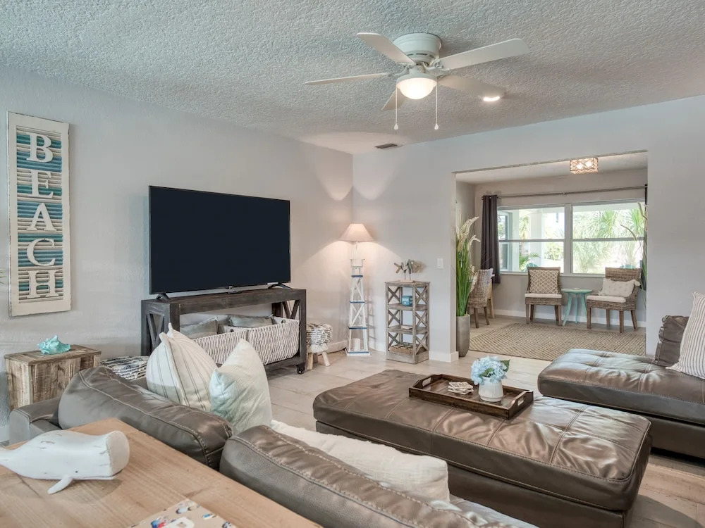 Canalfront Dream Pool, Dock & 3 Blocks To Beach! 5 Bedroom Home