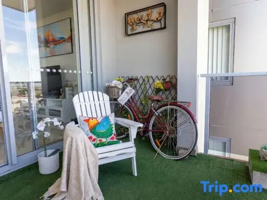 Lovely 2 Bed 2 Bath Apartment | Free Parking | Walk to Train
