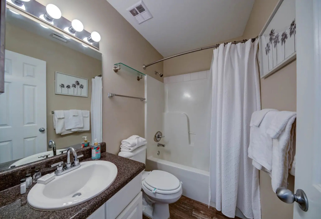 Luxury condo in the action of Orange Beach with pool and beach access