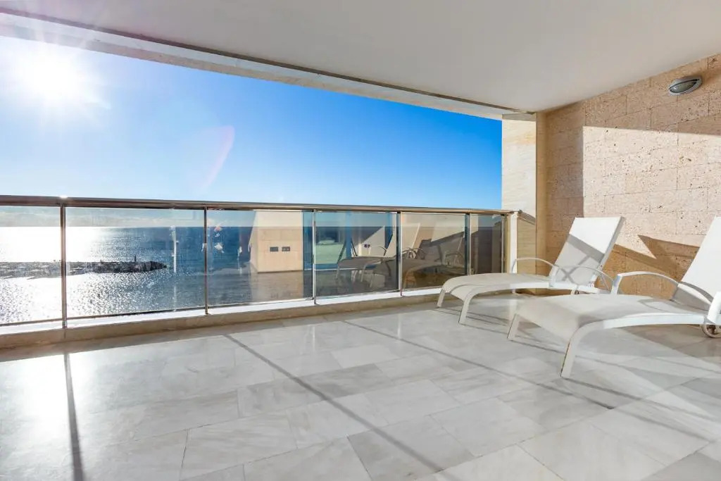 1st Line Daniya APT - Solarium Terrace & Pool
