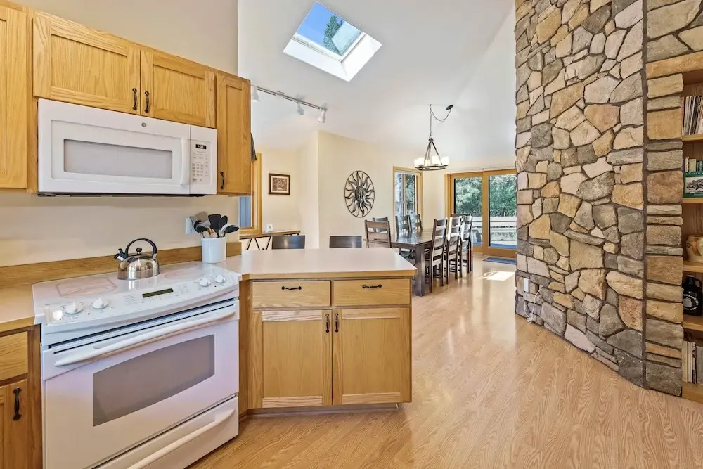 Charming Hot Tub Home Near Sharc