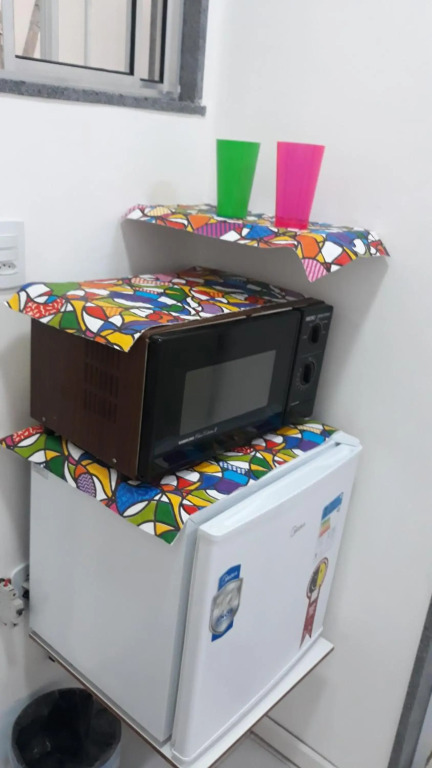 Apto 12 Kitnet pequena NOVA Térreo Ar Cond Microondas Frigobar Tv Banheiro Excelente para 1 pessoa Barato Centro Praia