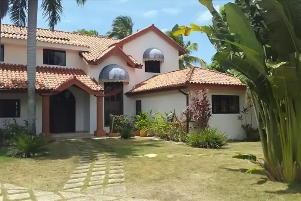 Spacious Oceanfront Villa