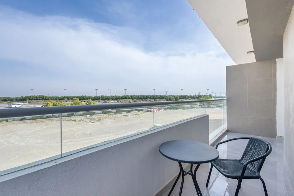 SuperHost - Comfort 1BR Centurion Onyx Retreat with Balcony