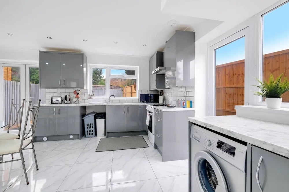 3 Bedroom House with Parking in Windsor