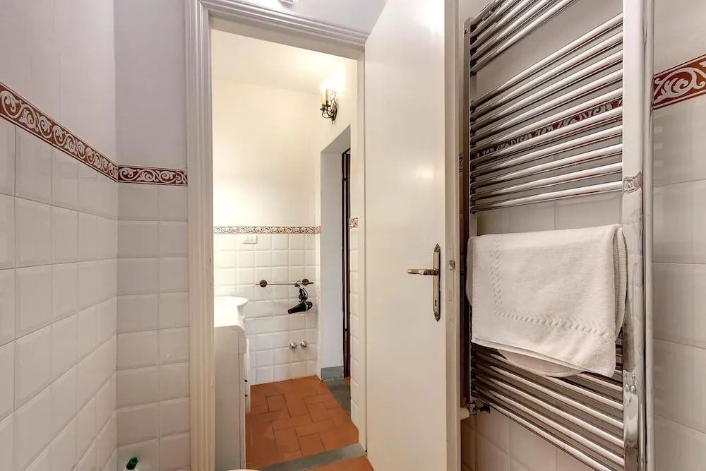 Leoni 10 in Firenze With 1 Bedrooms and 1 Bathrooms