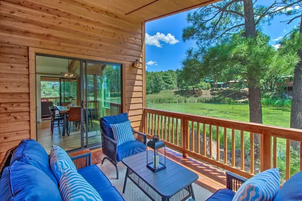 Cabin Getaway w/ Game Room Near Rainbow Lake!