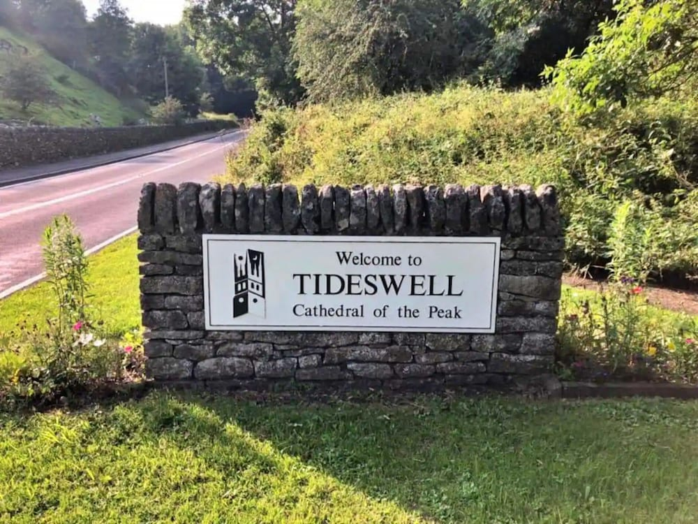 Holiday Home in Heart of Tideswell, No Deposit