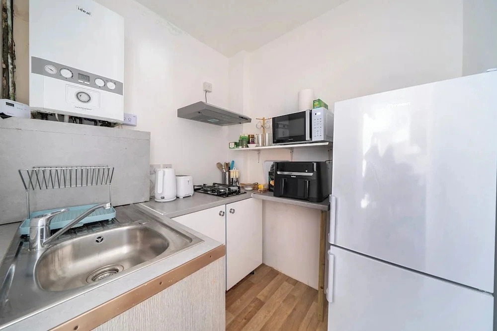 Near Airport - Pets - Parking - Wifi - Sleeps 2