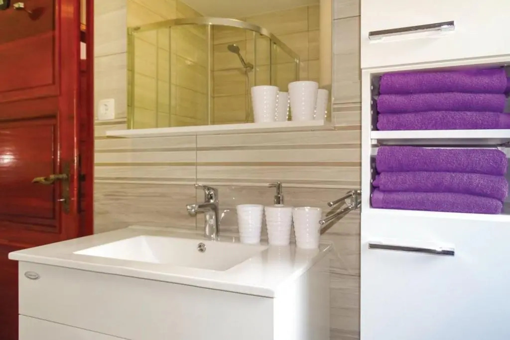 Kolpa Paradise Jacuzzi & Sauna - Happy Rentals