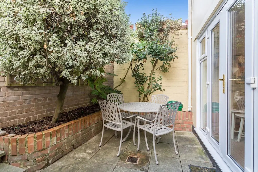 3BR Central Patio Home with Parking