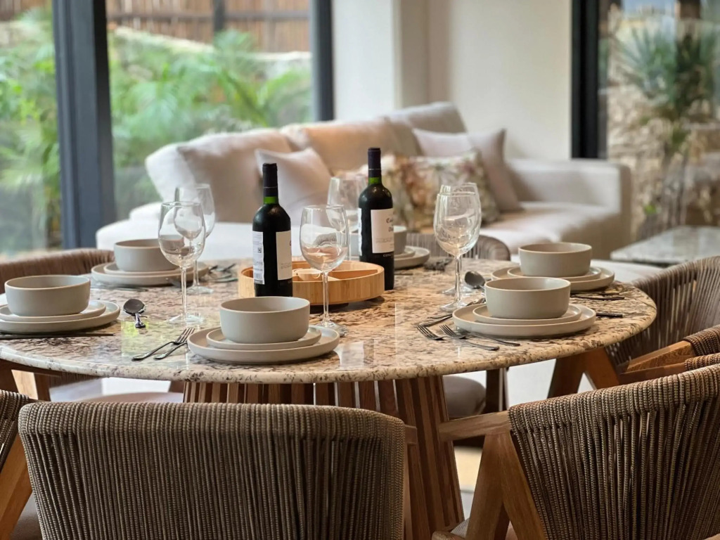 Lovely 2Bedroom apartment serviced + pool & garden