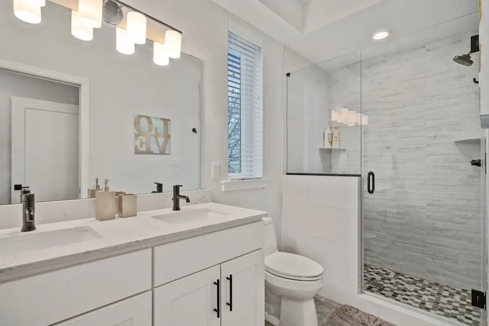 Bright 3 Bedroom + Rooftop Views