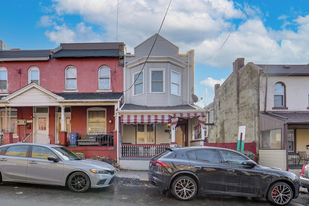 Easy University & Hospital Access! Pittsburgh Home